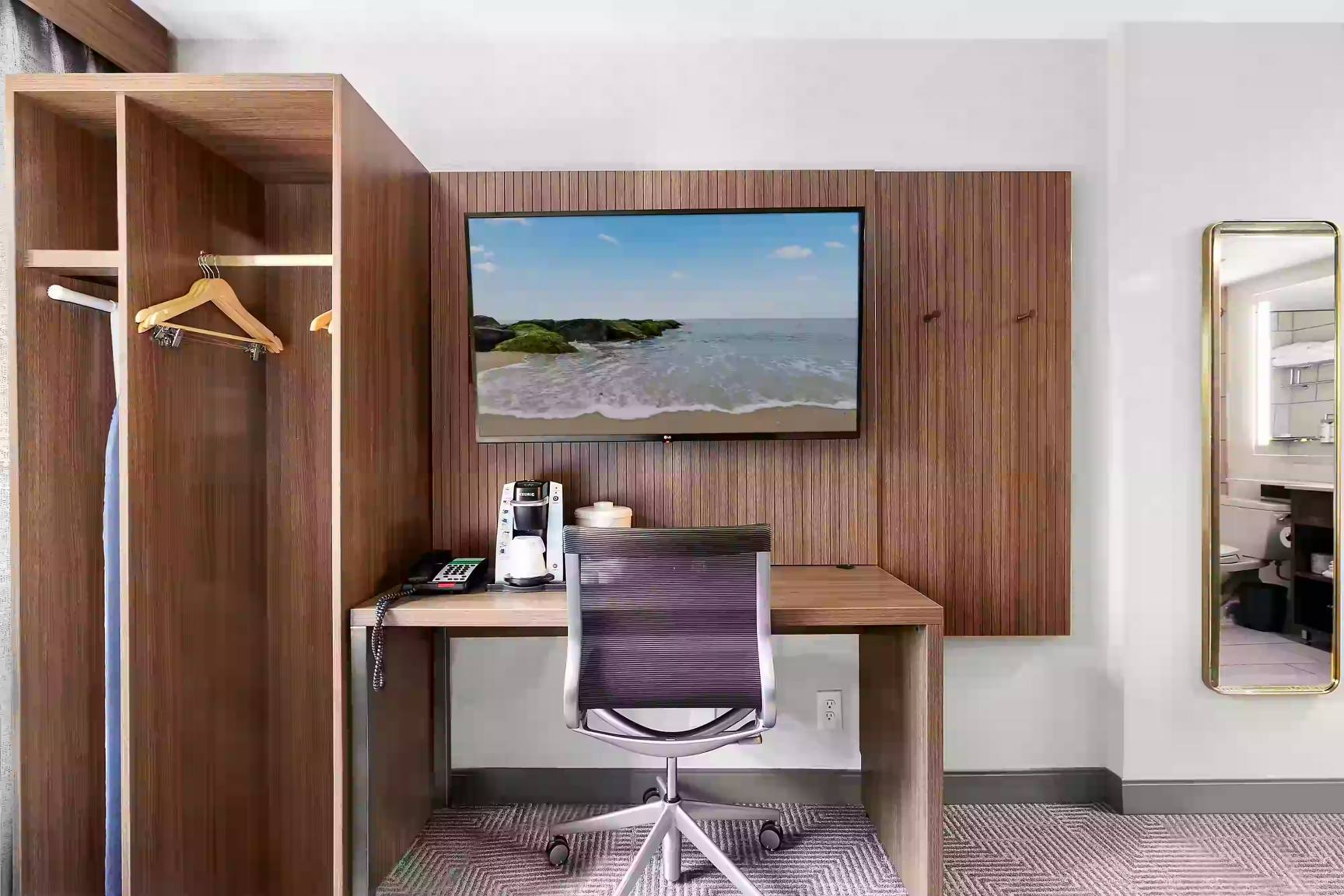 holiday-inn-new-york-city Chelsea Room with desk and ergonomic chair